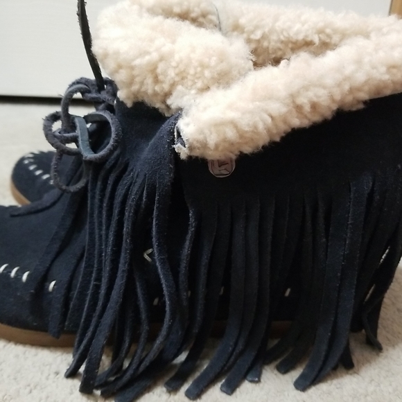 koolaburra by ugg wedge fringe boot Size 10. Boot is used and in good condition. - Picture 9 of 13